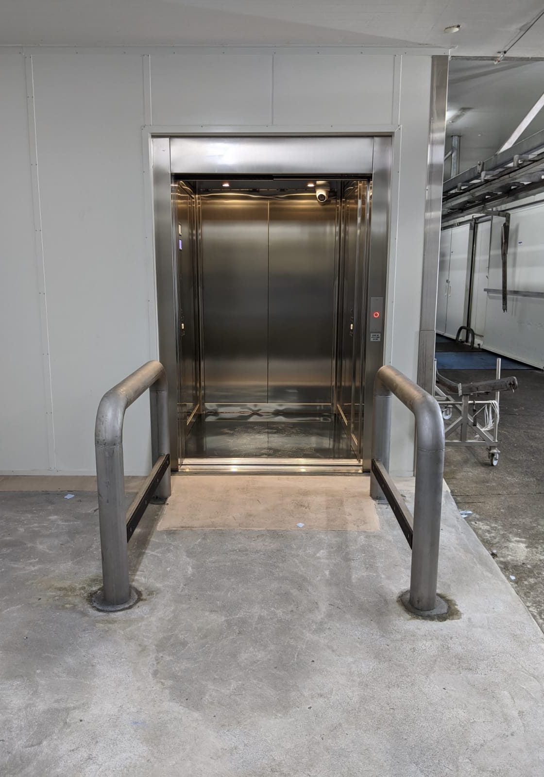 Steel doors of a Maxi commercial lift